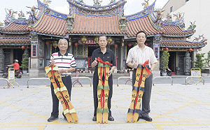 端午民俗「穿木屐躦鯪鯉」  中市府不辦  「縮小版」由萬和宮接手