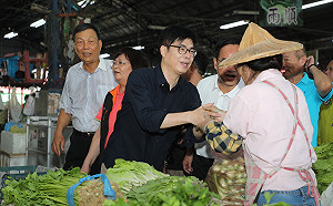 競選首日清晨連掃三市場拜票  陳其邁：回家的感覺真好