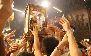 大甲媽祖回鑾 信眾湧入鎮瀾宮戴口罩迎接