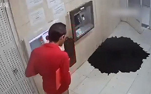 (影) 富的流油? 窮的只剩下油?  伊朗男子ATM提款地面湧出石油