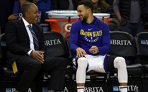 NBA／有其子必有其父　老柯瑞隨手一拋飆進「Logo Shot」(影)