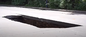 (影)小心腳下無底深淵！  廣州道路突坍塌14公尺大洞