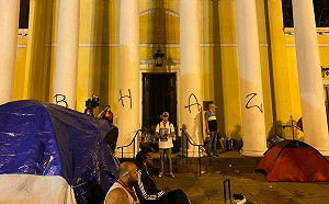 示威者試圖拉倒前總統雕像！  白宮外成立「黑宮自治區」