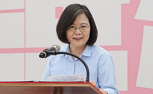 投石、幫推拿下多筆政府標案？蔡英文反擊：你已用「過去的親信」來貼標籤