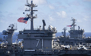 伊朗革命衛隊演練小船圍攻奪取美航母 美海軍回應 : 哈哈!