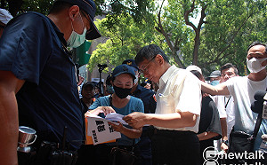 快訊》柯P接陳情留電話號碼  雙連攤商問：會直接打電話給我嗎？