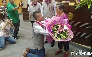 段樹文宣誓就職桃市議員  獻花跪謝92歲母親