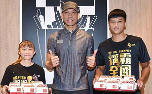 要有不服輸精神！林志傑擔任一日店長鼓勵小球員勇敢追夢