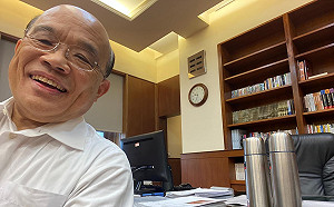 戰油飯？  蘇貞昌自拍不失焦：太太包的 絕對是粽子