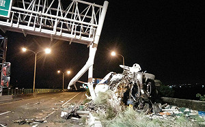 大貨車撞護欄起火燃燒 2人送醫後不治