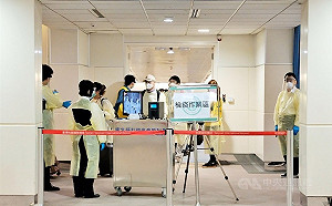 境外生返台首批8人 各校輪值機場協助