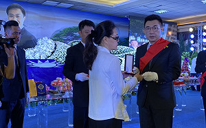 許崑源公祭告別式萬人送行  靈車繞經市議會最後巡禮