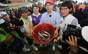 柯文哲酸「被淘汰的人」  陳其邁不在意：跌倒就再爬起！