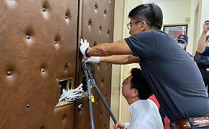 現場直擊》藍委鋼釘護門 綠委油壓剪破門成功！