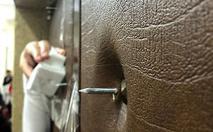 國民黨佔立院還用長鋼釘封門  綠委怒批：惡劣！想置人於死地嗎？