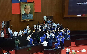 藍委佔立院》(影)放話佔3天3夜 綠委11時剪下鐵鍊攻破大門