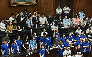 藍委佔立院》邱毅喊話撐一周 不到一天就結束