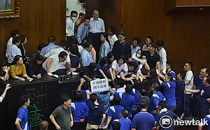 現場直擊》國民黨團佔領立院 藍綠雙方爆衝突