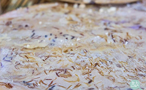 (影)活蛆乳酪敢吃嗎？世上最危險的乳酪是義大利小島居民的傳統美食