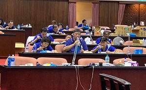 藍營場內大吃便當 羅致政：三軍未到 糧草先行！