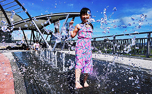 高空噴泉清涼濕身！新北2處戲水區免費開放