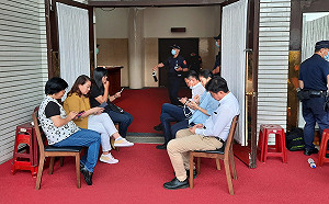 確保臨時會議程不再被突襲  綠委上演24小時卡位戰