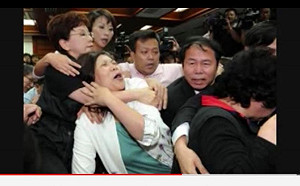 狠酸洪孟楷 管碧玲po被洪秀柱勒脖照：我沒有哭耶