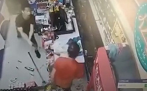 (影)男子持刀搶劫失敗  短短10秒鐘遭「酒瓶爆頭」6次