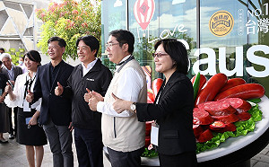 賴清德參觀黑橋牌：從乾硬的中式香腸到飽滿的台式香腸