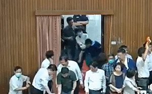 (影)畫面會說話  洪孟楷：是邱議瑩先動手的！