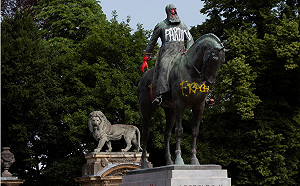 比利時前國王因種族主義被潑漆  官方對前殖民地剛果僅表達「遺憾」