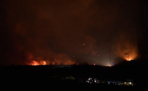 (影)真「火燒島」！綠島烈焰沖天照亮夜空  網友呼籲別再亂丟菸蒂