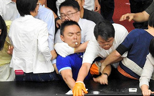 提告吳秉叡還不夠？陳學聖籲洪孟楷要有勇氣「釘孤枝」