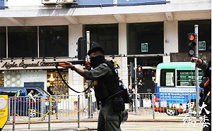 (影) 港民上街抗議「港版國安法」 竟有警察未經許可舉槍指向人群