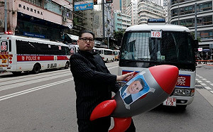 不怕被消失？「金正恩」攜飛彈挺香港七一遊行 公然猥褻習近平肖像