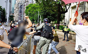 (影)國安惡法上路首日逮捕370人 港警強拉記者嗆：別假扮阻差辦公