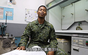 (影)迦納裔下士「流利台語」紅遍國軍  「黑人抬棺」台灣分部也開張