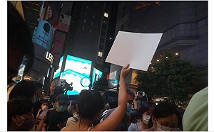 香港「舉白紙的少女」 揭抗國安法最沈痛、最無奈、最有力的吶喊