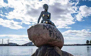 殃及池魚! 丹麥美人魚雕像遭噴「種族主義魚」