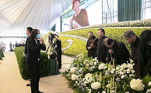 送完母親最後一程！鄭文燦發千字文訴說難捨之情