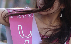 日本G罩杯網紅選議員出怪招「安倍口罩」當胸罩穿：傳達政治訊息