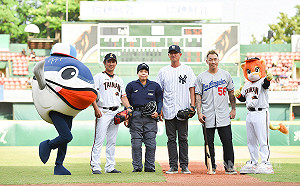 美國日王建民郭泓志開球 獅隊主場接近滿座