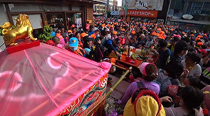 白沙屯媽祖凌晨起駕進香 數萬信眾緊跟粉紅超跑