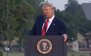 美國照常慶祝國慶 川普演說稱：99％病例完全無害