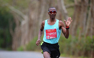 肯亞馬拉松好手賣襪維生 盼再靠雙腳獲獎金助人