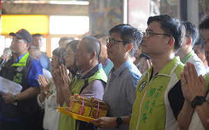 至旗津鳳山寺參香  陳其邁：在高雄重生成為更好的高雄人