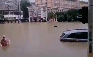 (影)悲情城市！武漢走過疫情又遇洪災「整城泡水」居民開車如開船