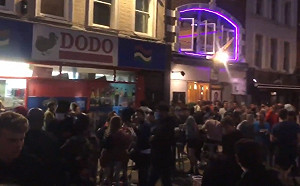 英酒吧開放營業 警方無奈：喝醉的人無法保持社交距離