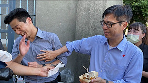 你手摸哪？林昶佐演出大秀六塊肌 陳其邁伸手「驗貨」