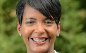 拜登女副總統可能人選 亞特蘭大市長染疫